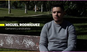 Miguel Rodríguez, camarero y sindicalista, durante la entrevista. En el vídeo, dos camareros explican la precariedad del sector.