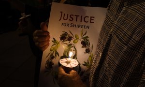 La gente asiste a una vigilia con velas para honrar a la periodista de al-Jazeera asesinada Shireen Abu Akleh, en Washington, DC, EE. ciudad de Jenin. (Estados Unidos)