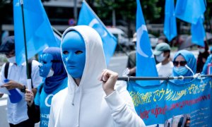 Varios activistas se manifiestan por los derechos de la minoría uyghur de la provincia china de Xinjiang, a 12 de julio de 2020.
