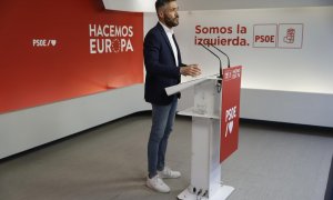 El diputado y portavoz de la Ejecutiva del PSOE, Felipe Sicilia en rueda de prensa ofrecida este lunes en la sede de la formación, en Madrid.
