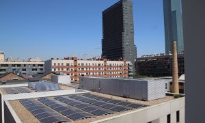 Plaques fotovoltaiques instal·lades a la coberta de l'Institut Quatre Cantons, al Poblenou.