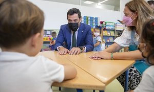 El presidente de la Junta de Andalucía, Juanma Moreno, en una de la aulas en la inauguración del nuevo colegio de Educación Infantil y Primaria Al-Ándalus coincidiendo con el inicio del curso escolar 2021-2022. A 10 de septiembre de 2021, en Utrera.