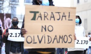 Un hombre sostiene una pancarta donde se lee "Tarajal no olvidamos" durante la VII Marcha por la Dignidad, en recuerdo de la conocida como ‘Tragedia del Tarajal’, en Madrid (España) a 6 de febrero de 2021.