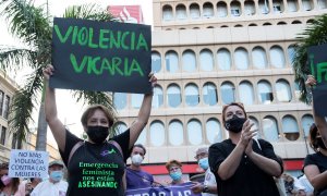 Un mujer con un cartel en el que se lee: 'Violencia vicaria', participa en una concentración feminista en la Plaza de la Candelaria en repulsa por "todos los feminicidios", a 11 de junio de 2021, en Santa Cruz de Tenerife.