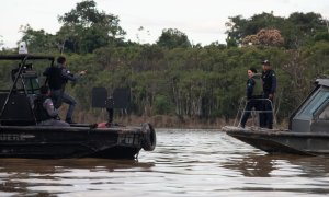 17/06/2022 - Agentes del equipo de búsqueda se dirigen al lugar donde estarían enterrados los cuerpos de Pereira y Phillips en Atalaia do Norte, estado de Amazonas (Brasil), el 15 de junio de 2022.