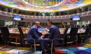 El presidente del Consejo Europeo, Charles Michel, conversa con el jefe del Gobierno español, Pedro Sanchez, antes del comienzo de la cumbre de los líderes de la UE en Bruselas. REUTERS/Johanna Geron