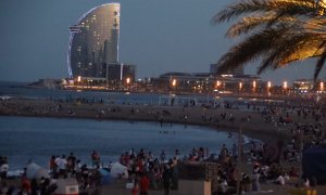 Imatge de la platja del Somorrostro a Barcelona amb l'Hotel Vela de fons la nit de Sant Joan.