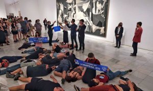 Performance de Rebelión o Extinción y Juventud por el Clima frente al 'Guernica' de Picasso, en el Museo Reina Sofía de Madrid, a 27 de junio de 2022.