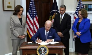 (8/7/2022) Joe Biden firmando el decreto acompañado, de izquierda a derecha, por la vicepresidenta, Kamala Harris; el secretario de Salud y Servicios Humanos, Xavier Becerra; y la vicesecretaria de Justicia, Lisa Monaco.