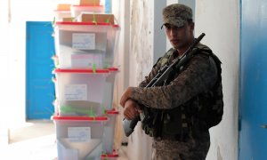 Un soldado tunecino custodia las urnas un día antes del referéndum sobre un nuevo proyecto de constitución en Túnez, Túnez, el 24 de julio de 2022.