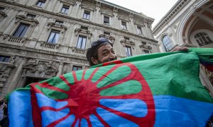 08/04/2022-Un hombre sostiene la bandera del pueblo gitano durante un flash mob para celebrar el Día Internacional del Pueblo Gitano el 8 de abril en Milán (Italia)