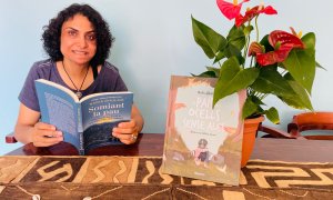 Nadia Ghulam con dos de sus títulos publicados.