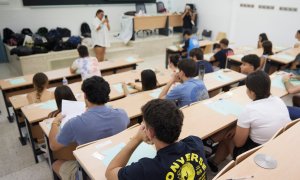 12/7/22 Varios estudiantes se preparan para hacer la EBAU en la Facultad de Física de la Universidad de Sevilla, a 12 de julio de 2022.