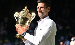 Novak Djokovic sostiene el trofeo obtenido en la final de Wimbledon el pasado 10 de julio de 2022