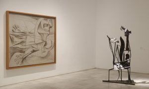La obra 'La Nageuse' (La nadadora) (L), de Pablo Picasso, fotografiada durante la presentación de los actos conmemorativos del "Año Picasso", celebrado por el 50 aniversario de su muerte, este lunes 12 de septiembre en el Museo Reina Sofía de Madrid.