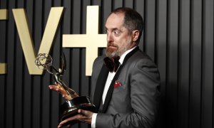 El actor y productor ejecutivo estadounidense Brendan Hunt posa con un premio Emmy a la 'Serie de comedia sobresaliente'