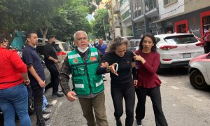 La gente se para en la calle después de un terremoto, en la Ciudad de México , México , 19 de septiembre de 2022.