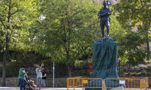 Estatua homenaje a la Legión de Millán-Astray al lado del monumento del pueblo de Madrid a la Constitución de 1976.