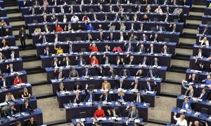 Los miembros del Parlamento Europeo participan en la votación sobre la Directiva para un cargador común para dispositivos electrónicos durante una sesión plenaria en el Parlamento Europeo en Estrasburgo.