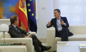 El presidente del Gobierno, Pedro Sánchez (d), se reúne con el líder del PP, Alberto Núñez Feijóo (i), en La Moncloa, este lunes.