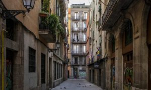 10/2022 - Una de les calles de Barcelona con locales de la campaña 'Amunt Persianes'.
