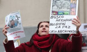 Una mujer sujeta un cartel en que se lee 'Busco hermano Hospital La Paz caso archivado', en la concentración estatal de bebés robados frente a la Fiscalia General del Estado, Madrid (España), a 27 de enero de 2020.