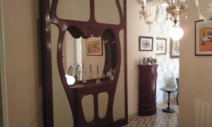 Después de que decoraran su barbería durante años, el señor Argilés se llevó los muebles del Bocaccio a Lleida.