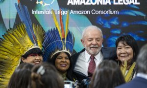 Lula da Silva, presidente de Brasil, con mujeres indígenas de la Amazonia durante la Conferencia de las Naciones Unidas sobre el Cambio Climático COP27, Egipto, 16 de noviembre de 2022