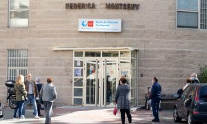 Un grupo de personas a las puertas del Centro de Salud Federica Montseny del Servicio de Urgencias de Atención Primaria (SUAP) de Madrid. E.P./Eduardo Parra