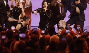 Rosalía se presenta durante la 23ª Entrega Anual de los Premios Grammy Latinos en el Michelob Ultra Arena en el Mandalay Bay de Las Vegas.