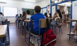 Aumnos del CEIP Escritor Alfonso Grosso durante el primer día de colegio. A 12 de septiembre de 2022, en Sevilla (Andalucía, España). Archivo.
