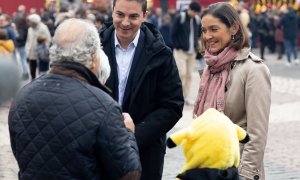 La candidata a la alcaldía de Madrid, Reyes Maroto, y el secretario general del PSOE de Madrid, Juan Lobato, charlan con los ciudadanos, en la Plaza Mayor, a 7 de diciembre de 2022, en Madrid (España)