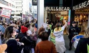Varias trabajadoras se manifiestan frente a una tienda Pull & Bear durante la jornada de huelga de las tiendas de Inditex en A Coruña, a 25 de noviembre de 2022.