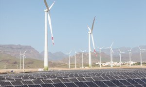 Imagen de archivo de aerogeneradores y paneles solares en el mayor complejo de generación de energías renovables de Canarias.