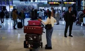 Una viajera con maletas espera para embarcar en el aeropuerto Adolfo Suárez Madrid-Barajas. E.P./ Alejandro Martínez Vélez