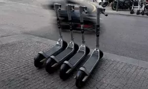 Varios patinetes eléctricos aparcados en la calle a 3 de octubre de 2022
