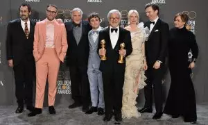 El director estadounidense Steven Spielberg (C) posa con los premios a Mejor Director - Película y Mejor Película - Drama por "The Fabelmans" junto al autor estadounidense Tony Kushner (L), el actor canadiense-estadounidense Seth Rogen (2do L), el actor e