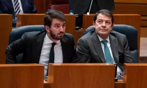 El vicepresidente de la Junta, Juan García-Gallardo (i), y el presidente de la Junta de Castilla y León, Alfonso Fernández Mañueco (d), durante la sesión de la votación de las enmiendas del PSOE a la Ley de medidas, en la sede de Las Cortes.