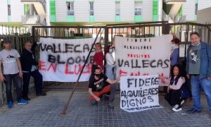 Afectados por las subidas abusivas de alquileres de Fidere, del fondo buitre Blackstone, en viviendas sociales de Vallecas vendidas por el Ayuntamiento de Madrid en 2014.