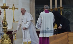 El papa Francisco durante el funeral del pontífice emérito, Benedicto XVI, en la basílica de San Pedro, a 5 de enero de 2023, en Ciudad del Vaticano