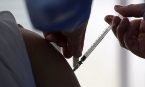 Imagen de archivo de la vacuna Janssen siendo inyectada en un migrante venezolano en Bogotá, a 11 de octubre de 2021.
