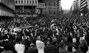 Miles de personas se congregan el 26 de enero de 1977 ante el paso del cortejo fúnebre de los asesinados en el despacho de los abogados laboralistas de la madrileña calle de Atocha.