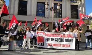 26/11/23 Concentración de trabajadoras de Inditex frente a un comercio de Zara en Sevilla el pasado lunes.