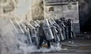 Manifestantes se enfrentan con la policía durante una nueva jornada de marchas contra la presidencia de Dina Boluarte en Lima a 26 de enero de 2023