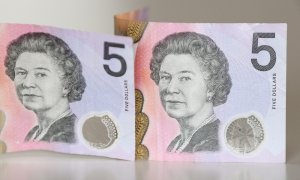 Billetes de cinco dólares australianos con un retrato de la reina Isabel II.