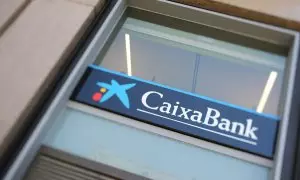 El logo de Caixabank, en una de sus sucursales en Madrid. E.P./Cézaro De Luca