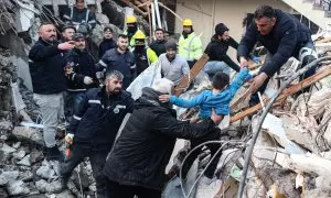 Un niño de ocho años es rescatado de un edificio derrumbado en la ciudad turca de Hatay este 8 de febrero de 2023.