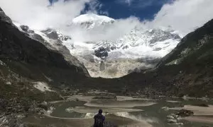 Una presa natural y un lago glaciar en Bután.