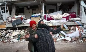 Dos mujeres se lamentan junto a un edificio derrumbado tras el gran terremoto en el distrito de Elbistan de Kahramanmaras, en Turquía.
