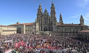 Miles de personas abarrotan la plaza del Obradoiro, convocadas por SOS Sanidade Pública, durante la manifestación contra el colapso de las urgencias en los hospitales gallegos.